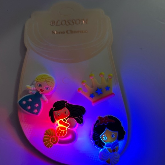 Yellow Crown with Princesses LIGHT UP Shoe Charms / BRAND NEW - Picture 1 of 7